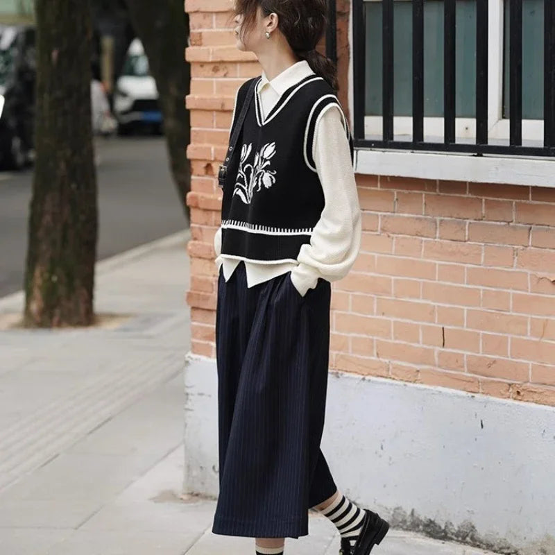 Graphic Knitted V-neck Top